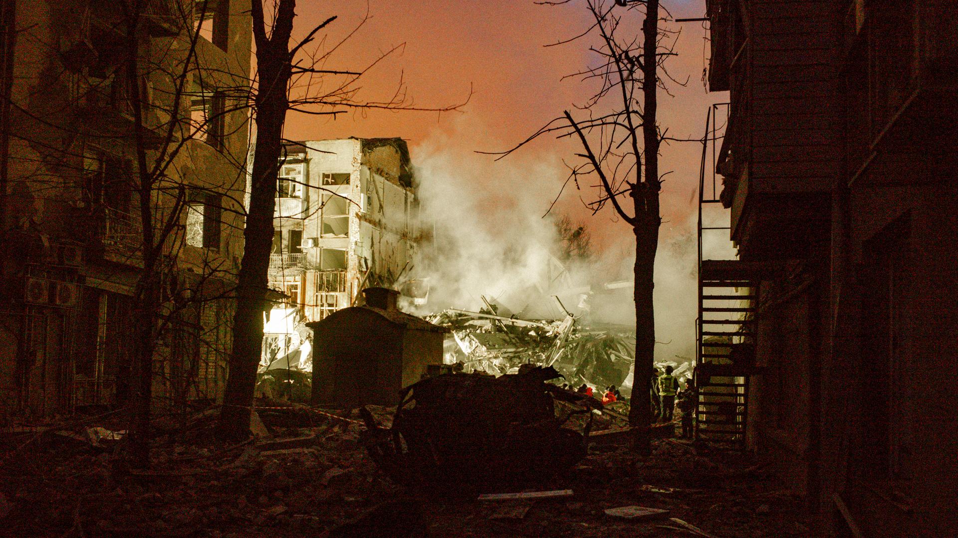 Zerstörung an einem Wohngebäude nach einem russischen Raketenangriff.