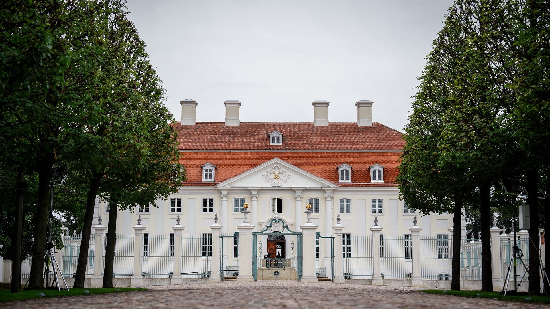 Blick auf das Schloss Meseberg am Morgen. Blick auf das Schloss Meseberg am Morgen.