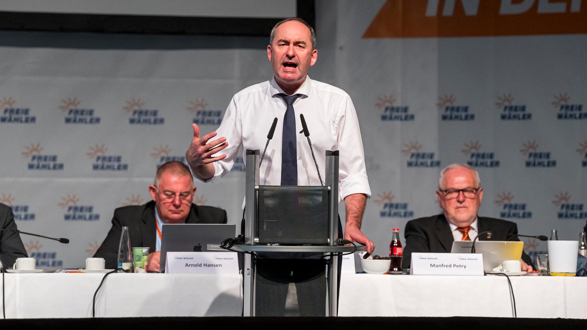 Hubert Aiwanger, Bundesvorsitzender, hält seine Eröffnungsrede zum Beginn des Bundesparteitags der Partei Freie Wähler. 