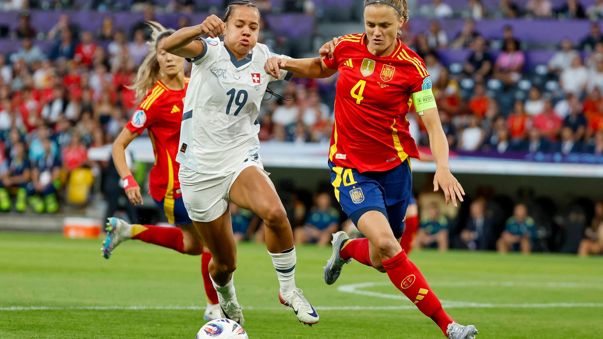 Iman Beney (Schweiz) und Irene Paredes (Spanien) kämpfen im Viertelfinale der EM um den Ball.
      