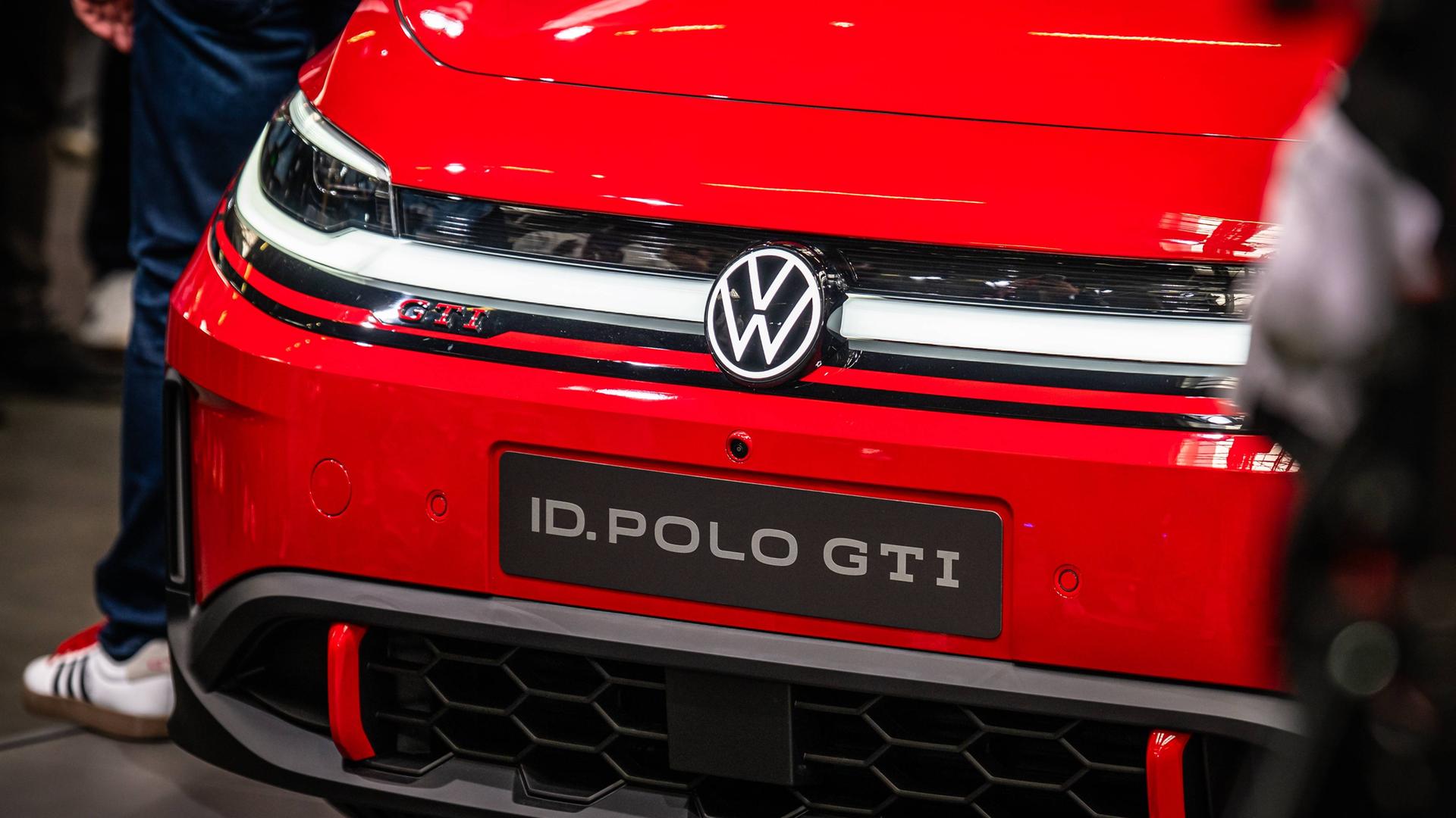 Nahaufnahme eines roten Volkswagen ID. Polo GTI bei der Weltpremiere am Nürburgring. Nahaufnahme eines roten Volkswagen ID. Polo GTI bei der Weltpremiere am Nürburgring.