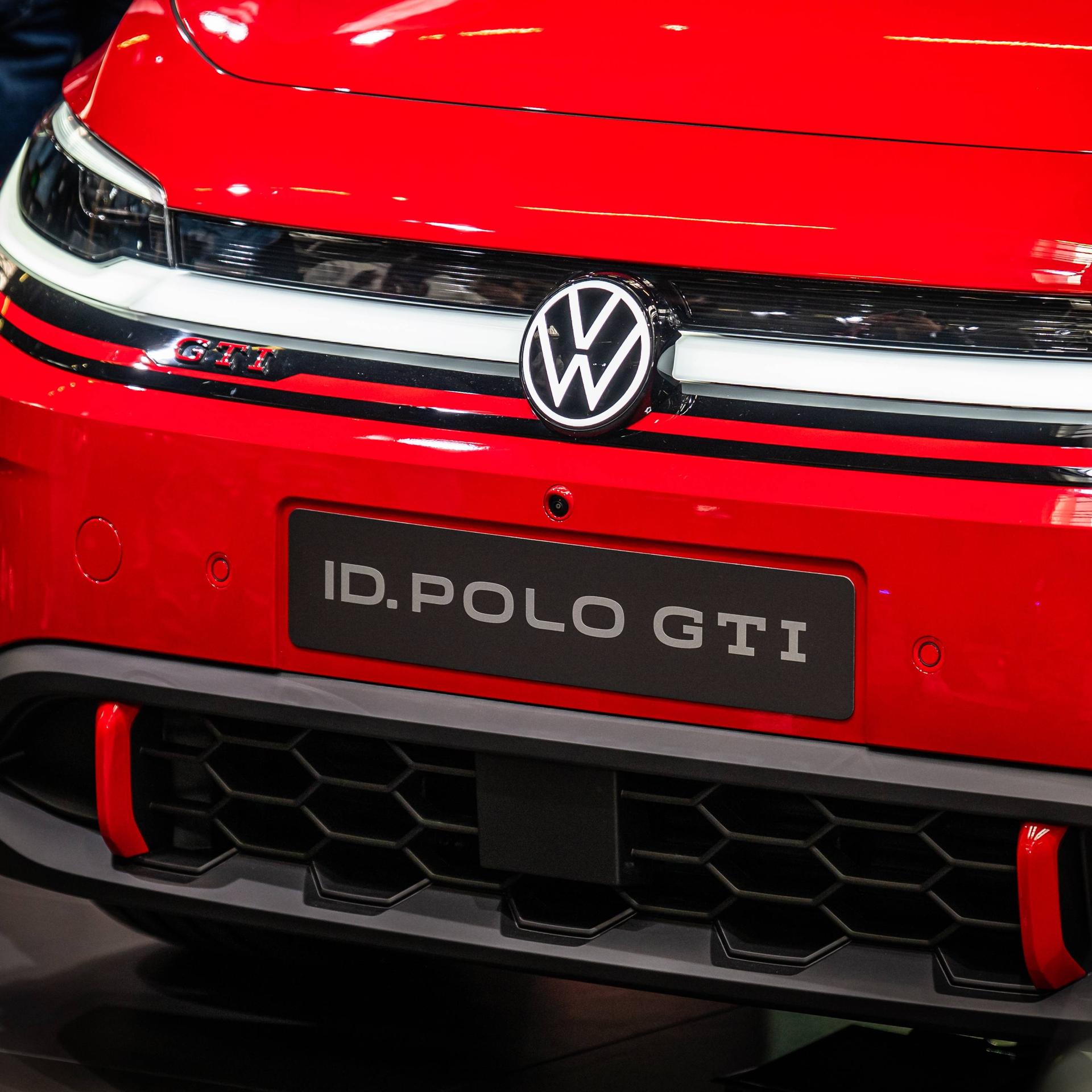 Nahaufnahme eines roten Volkswagen ID. Polo GTI bei der Weltpremiere am Nürburgring.