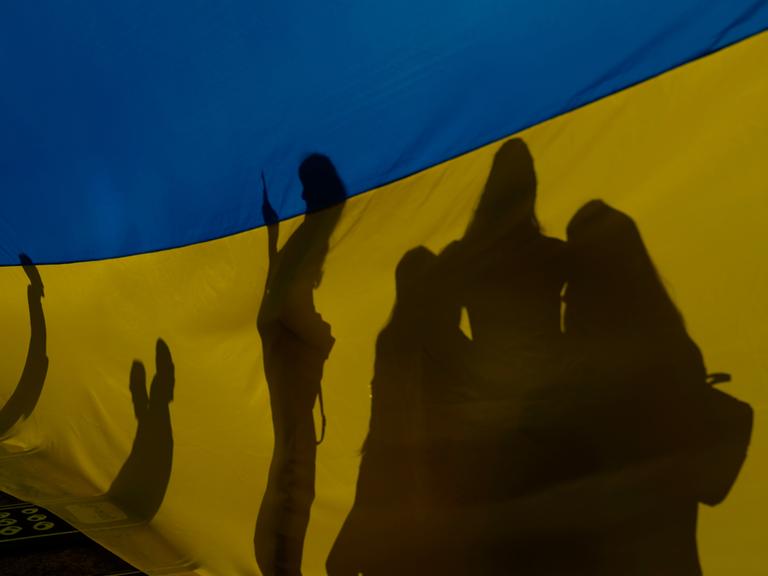 Ukraine-News: Besetzungs-Flagge mit Kaiser-Symbol – Hinweis auf Putins  wahre Kriegsziele?