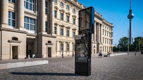 Die Fassade des Humboldt Forums in Berlin, davor zwei Informationsvitrinen mit der Aufschrift "Humboldt Forum"
