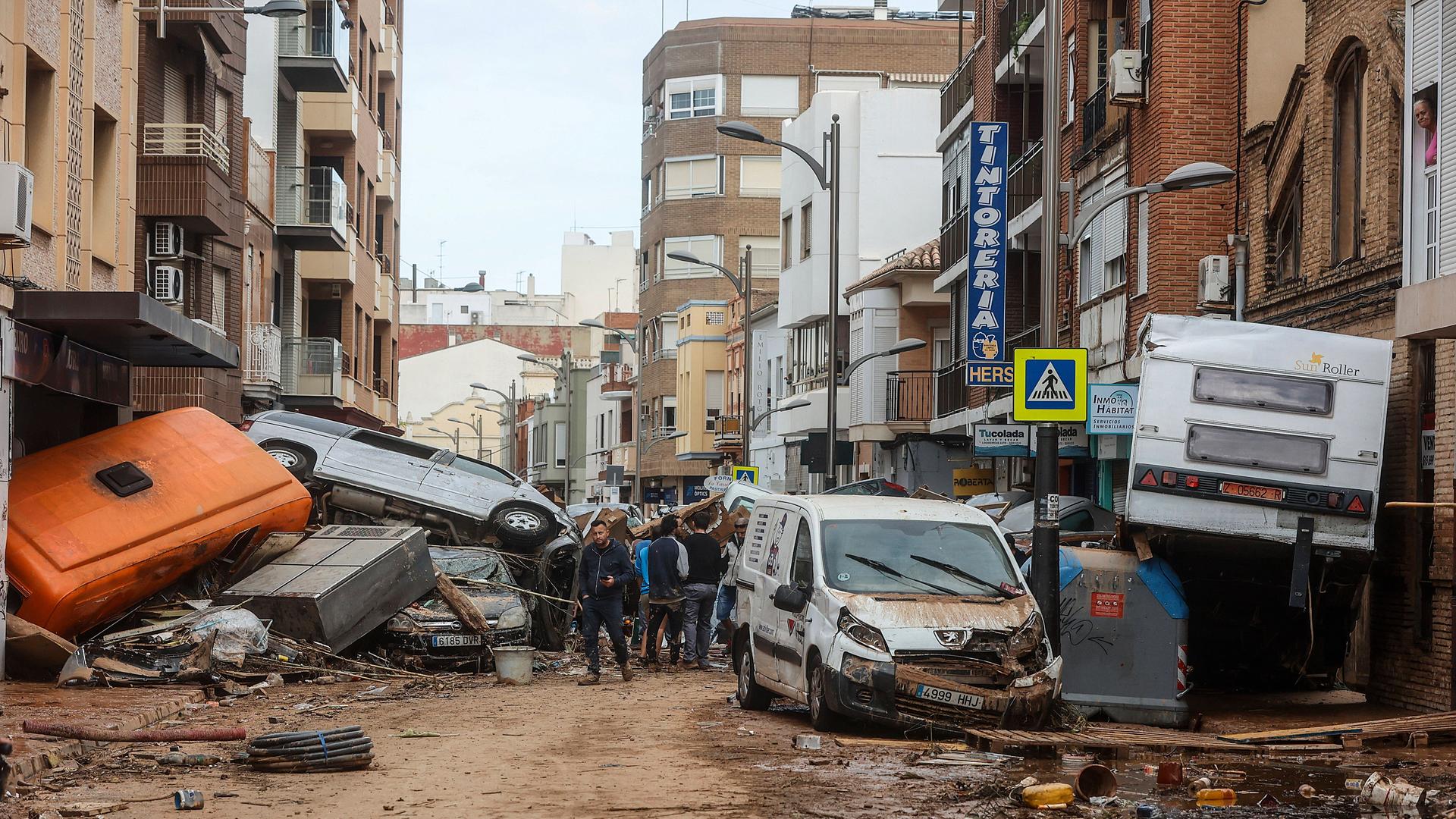 Schlamm und zerstörte Autos in den Straßen von Sedaví, Valencia (31.10.2024).