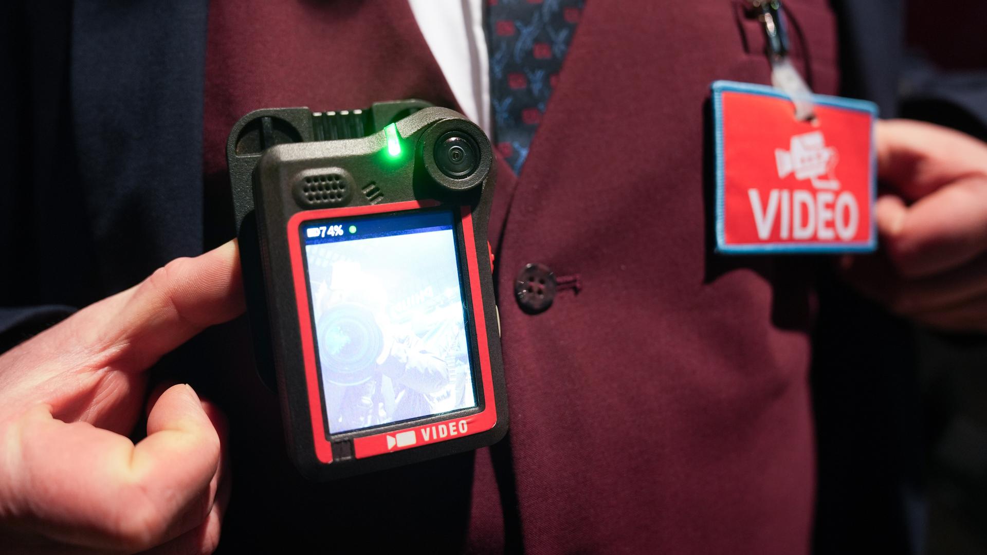 Ein Zug-Begleiter mit einer Kamera im Regional-Zug Ein Zug-Begleiter mit einer Kamera im Regional-Zug