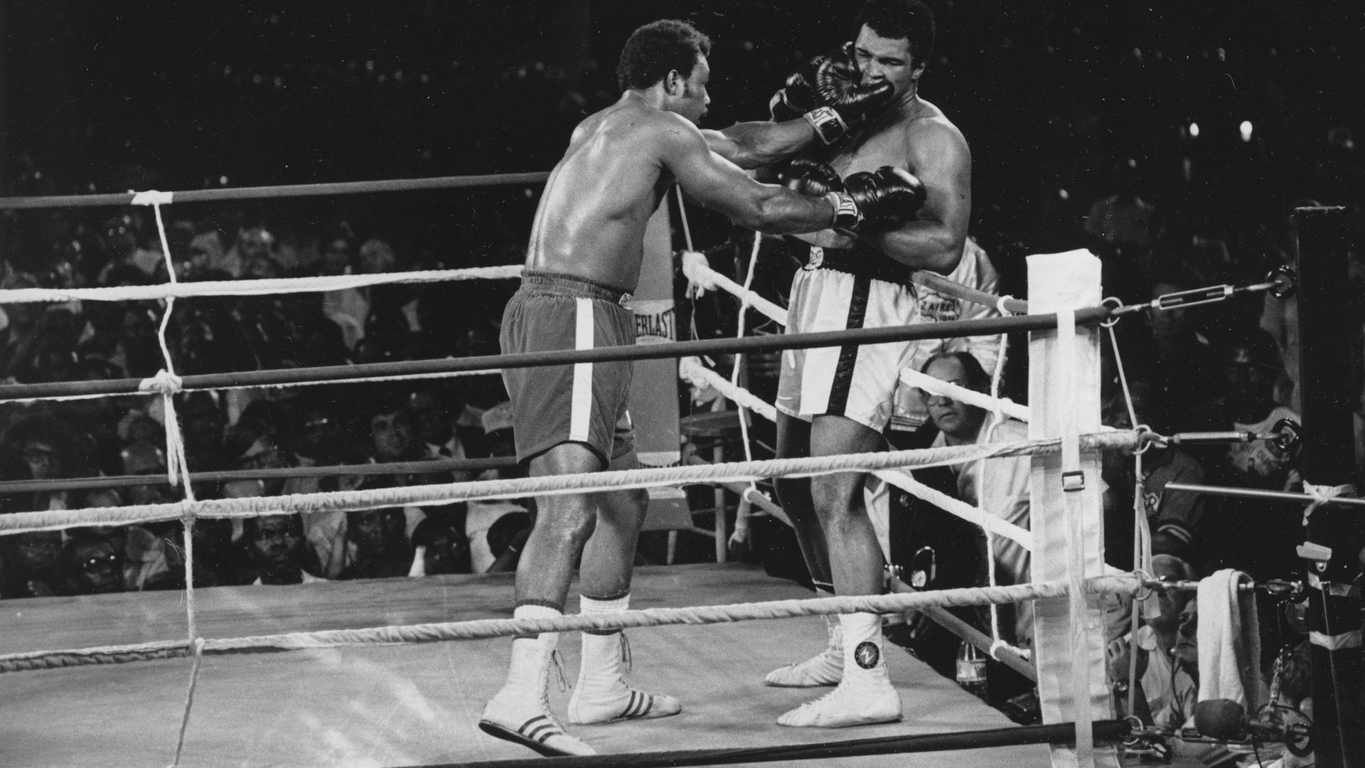 George Forman (links) und Muhammad Ali bei ihrem Boxkampf in Kinshasa, Zaire