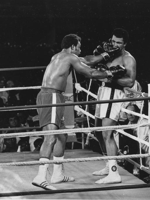 George Forman (links) und Muhammad Ali bei ihrem Boxkampf in Kinshasa, Zaire