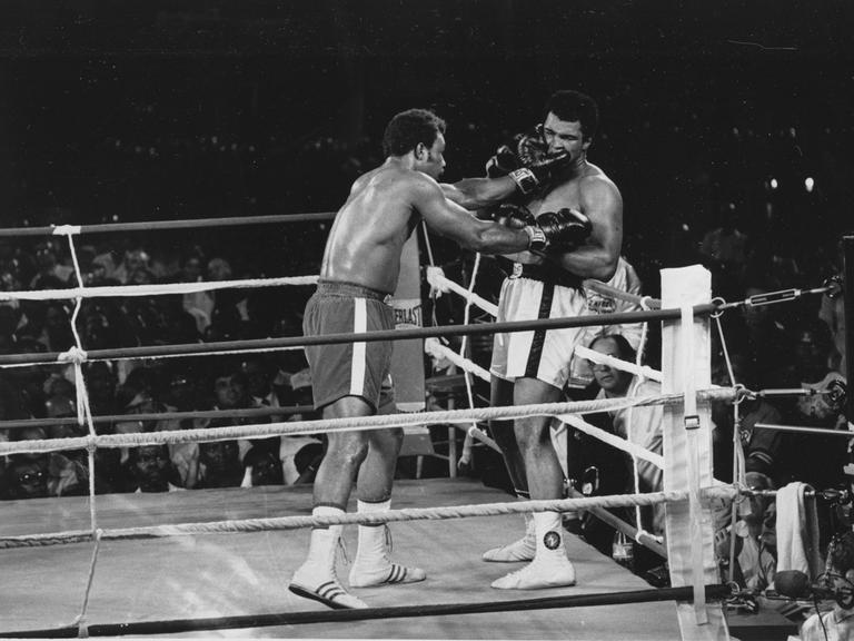 George Forman (links) und Muhammad Ali bei ihrem Boxkampf in Kinshasa, Zaire