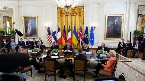 US-Präsident Trump beim Treffen mit dem ukrainischen Präsidenten Selenskyj und europäischen Spitzenvertretern im Weißen Haus. 