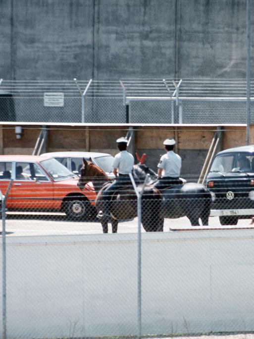 Während des Prozesses gegen die RAF-Terroristen Andreas Baader, Ulrike Meinhof, Gudrun Ensslin und Jan-Carl Raspe in Stuttgart-Stammheim bewachen berittene Polizisten am 21. Mai 1975 die Ausfahrt des Gefängnisbereichs.
