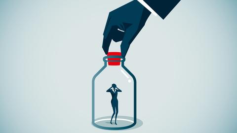 Illustration zeigt eine kleine weiblich zu lesende Figur in einem Glas. Darüber eine überdimensionierte männliche Hand die einen Verschuss drauf setzt