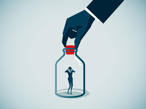 Illustration zeigt eine kleine weiblich zu lesende Figur in einem Glas. Darüber eine überdimensionierte männliche Hand die einen Verschuss drauf setzt