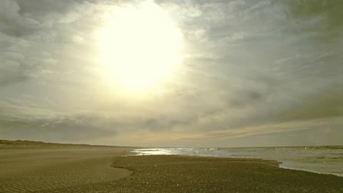 Die Sonne strahlt am Winterhimmel an der Nordsee im Morgenlicht.