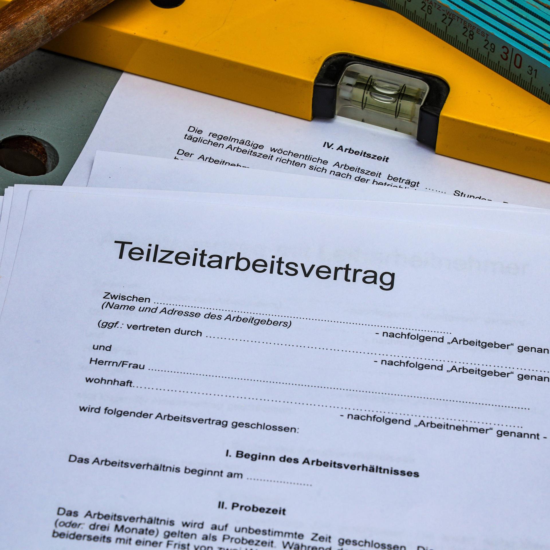 Arbeitsvertrag, Teilzeitarbeitsvertrag : Ein Vordruck für einen Teilzeitvertrag liegt auf dem Tisch. Darunter ein Formdruck über die Arbeitsstunden. 