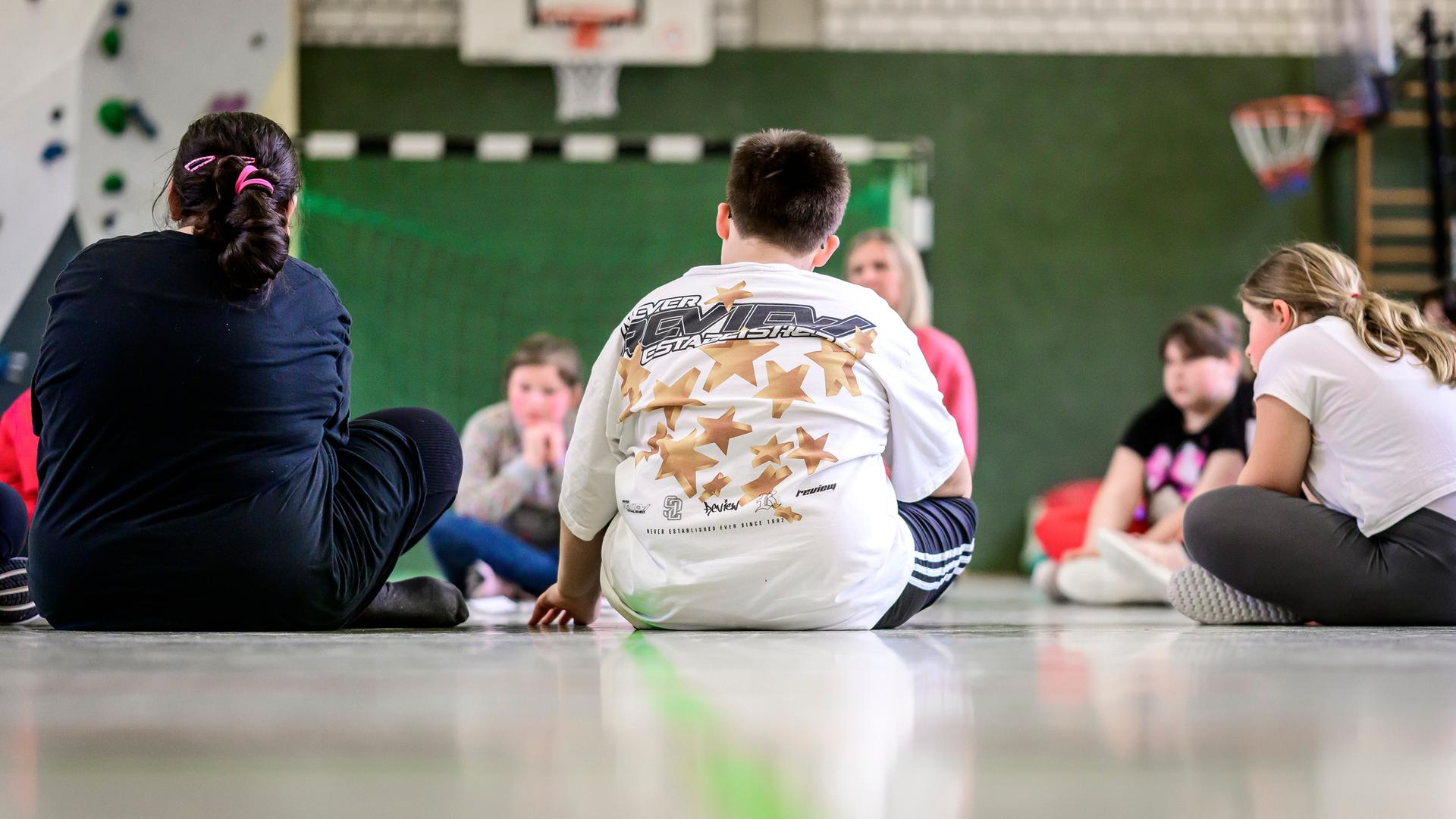 Übergewichtige Kinder machen Sport.