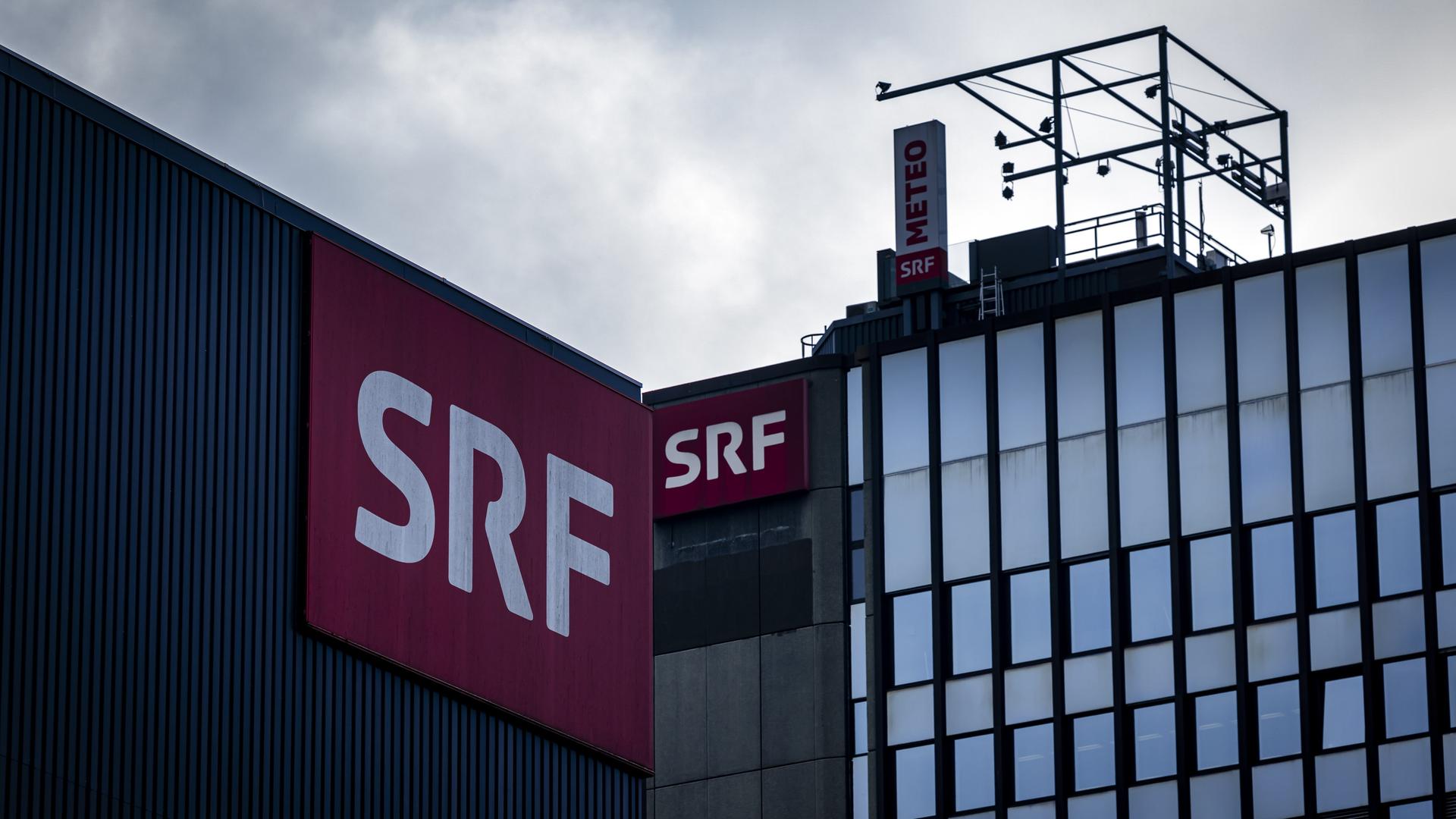 Das Logo des Schweizer Radios und Fernsehens SRF beim Fernsehstudio Leutschenbach in Zürich.