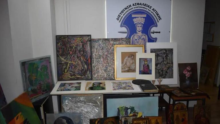 Griechenland, Athen: Archäologische Artefakte und gefälschte Gemälde sind in einem Raum. Gefälschte Meisterwerke von Pablo Picasso, René Magritte und Jackson Pollock sowie Ikonen und archäologische Artefakte haben griechische Ermittler Anfang der Woche in der Region Attika rund um Athen sichergestellt. Griechenland, Athen: Archäologische Artefakte und gefälschte Gemälde sind in einem Raum. Gefälschte Meisterwerke von Pablo Picasso, René Magritte und Jackson Pollock sowie Ikonen und archäologische Artefakte haben griechische Ermittler Anfang der Woche in der Region Attika rund um Athen sichergestellt.