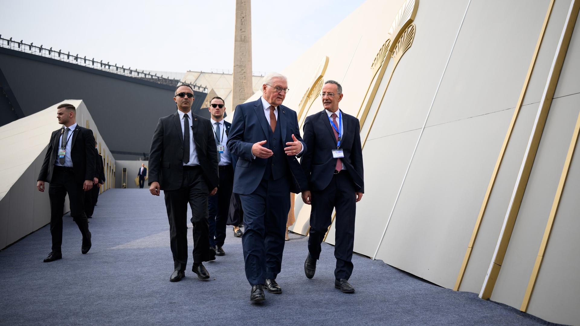 Bundespräsident Frank-Walter Steinmeier kommt zusammen mit Ahmed Ghoneim, Generaldirektor des Grand Egyptian Museum, einen Tag nach der Eröffnung aus dem Großen Ägyptischen Museum.