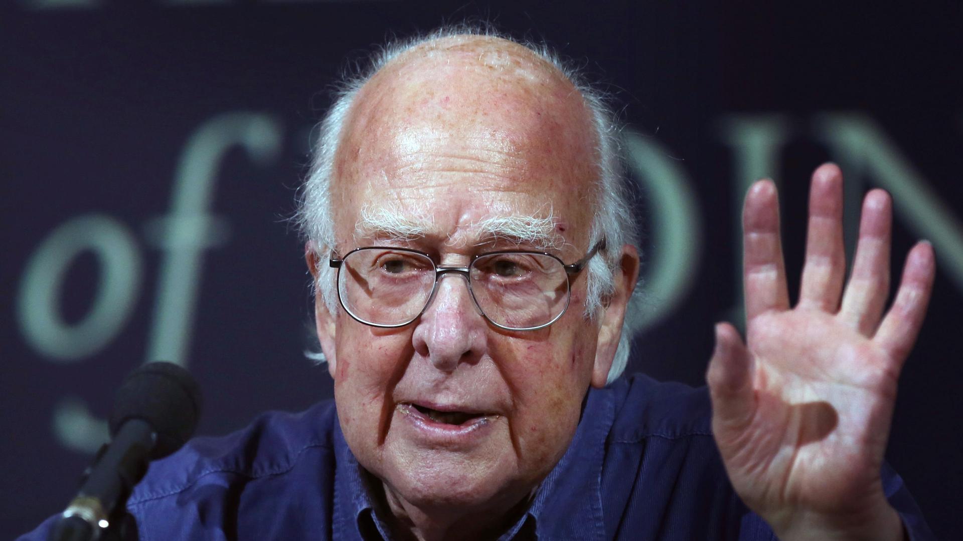 Großbritannien, Edinburgh: Professor Peter Higgs spricht auf einer Pressekonferenz in Edinburgh, nachdem ihm der Nobelpreis für Physik verliehen wurde.