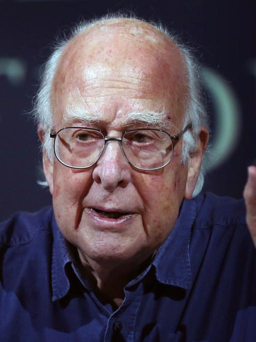 Großbritannien, Edinburgh: Professor Peter Higgs spricht auf einer Pressekonferenz in Edinburgh, nachdem ihm der Nobelpreis für Physik verliehen wurde.