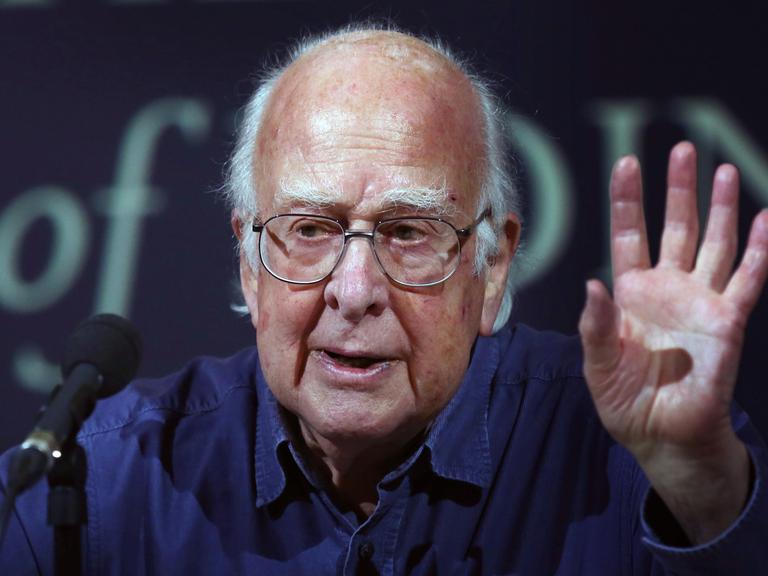 Großbritannien, Edinburgh: Professor Peter Higgs spricht auf einer Pressekonferenz in Edinburgh, nachdem ihm der Nobelpreis für Physik verliehen wurde.