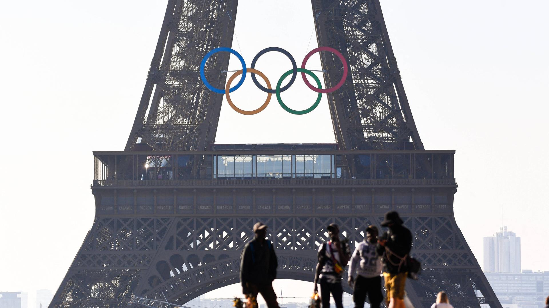Die Olympischen Ringe am Eiffel-Turm in Paris