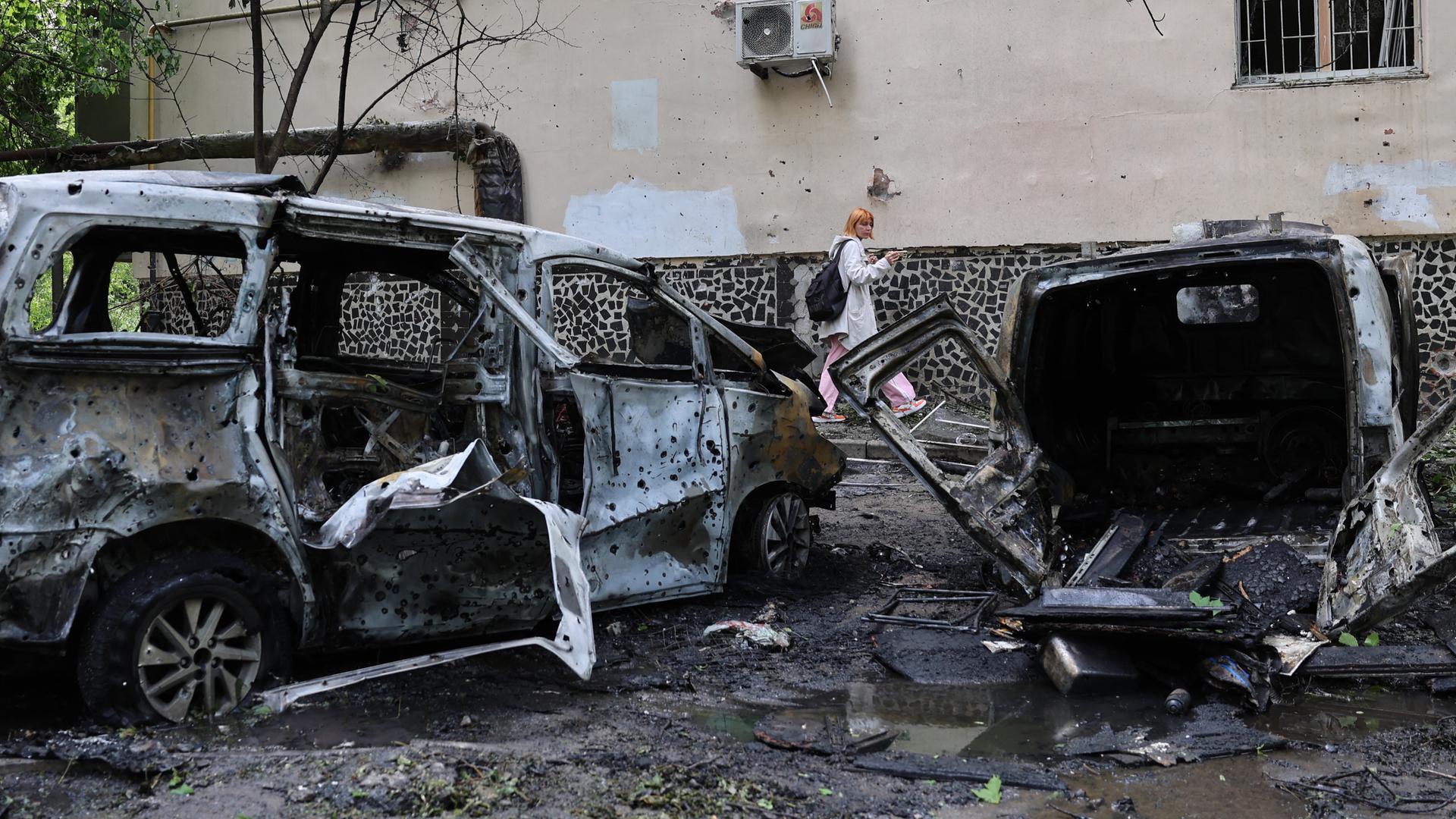 Eine Frau geht an ausgebrannten Fahrzeugen in Odessa vorbei, die durch Luftangriffe zerstört wurden. Eine Frau geht an ausgebrannten Fahrzeugen in Odessa vorbei, die durch Luftangriffe zerstört wurden.