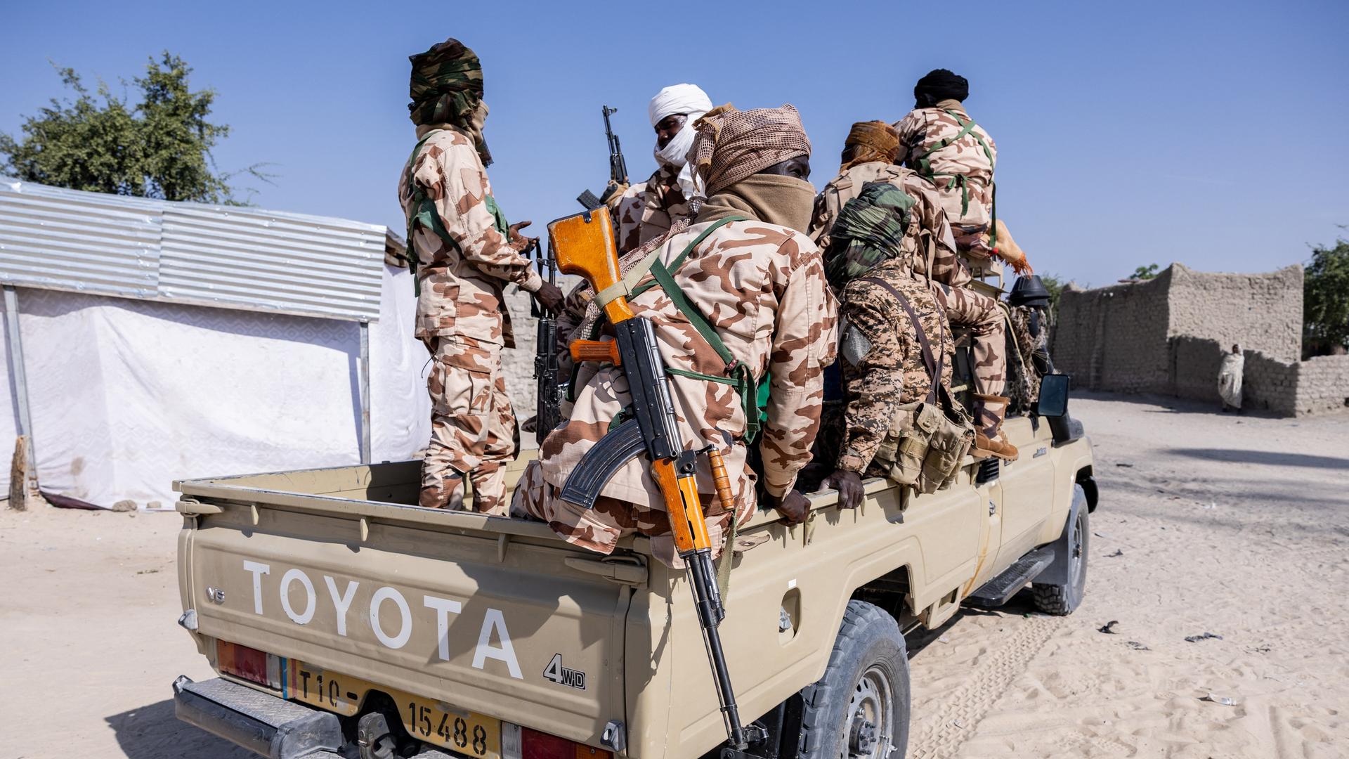 Soldaten des Tschad sitzen in einem Landrover.