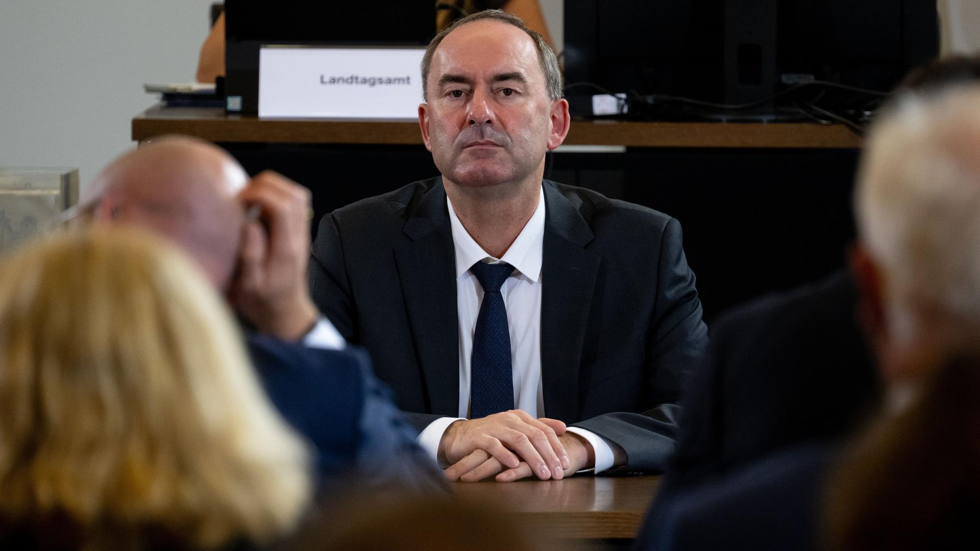 Bayern, München: Hubert Aiwanger, Bundesvorsitzender der Freien Wähler, nimmt im bayerischen Landtag an einer Sondersitzung zu den Vorwürfen gegen ihn im Zusammenhang mit einem Flugblatt mit antisemitischem Inhalt teil. Bayern, München: Hubert Aiwanger, Bundesvorsitzender der Freien Wähler, nimmt im bayerischen Landtag an einer Sondersitzung zu den Vorwürfen gegen ihn im Zusammenhang mit einem Flugblatt mit antisemitischem Inhalt teil.
