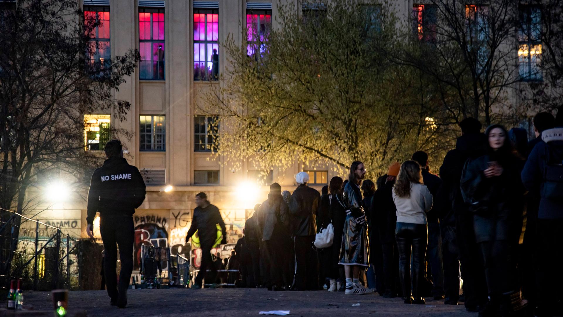 Menschen stehen Schlange vor dem Techno-Klub Berghain in Berlin.