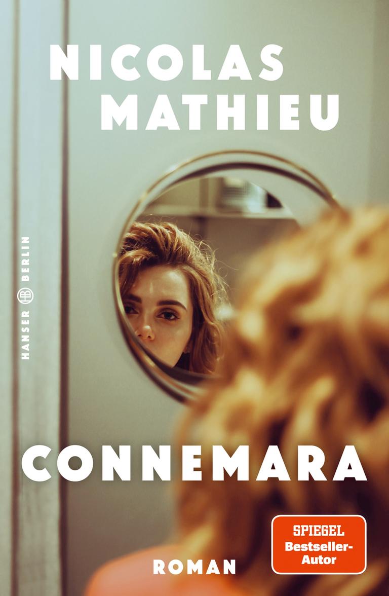 Das Cover des Buches "Connemara" von Nicolas Mathieu zeigt den Haarschopf einer Frau von hinten. Die Frau blickt in einen runden kleinen Spiegel.