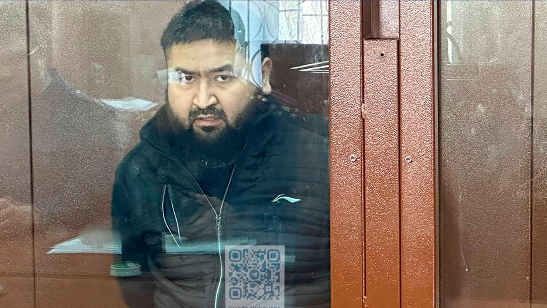 Moskau: Auf diesem Bild, welches vom Pressedienst des Bezirksgerichts Basmanny veröffentlicht wurde, sitzt ein Tatverdächtiger des Terroranschlags auf die Konzerthalle Crocus City Hall in einem Glaskäfig im Bezirksgericht Basmanny. Moskau: Auf diesem Bild, welches vom Pressedienst des Bezirksgerichts Basmanny veröffentlicht wurde, sitzt ein Tatverdächtiger des Terroranschlags auf die Konzerthalle Crocus City Hall in einem Glaskäfig im Bezirksgericht Basmanny.