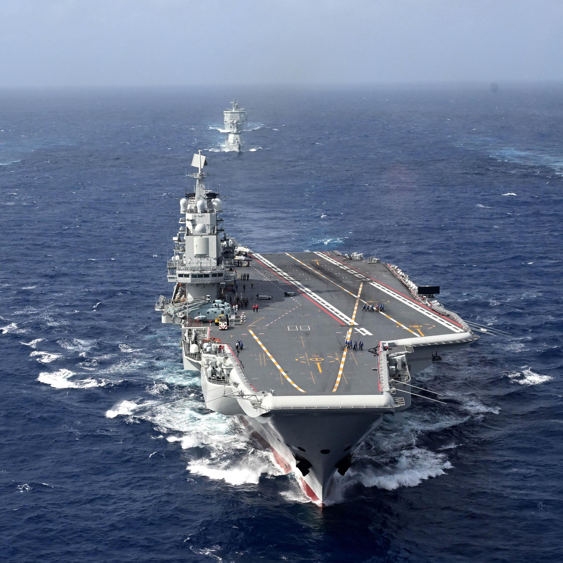 Luftaufnahme vom südchinesischen Meer: in der Mitte der Flugzeugträger „Liaoning“, im Hintergrund weitere Boote.