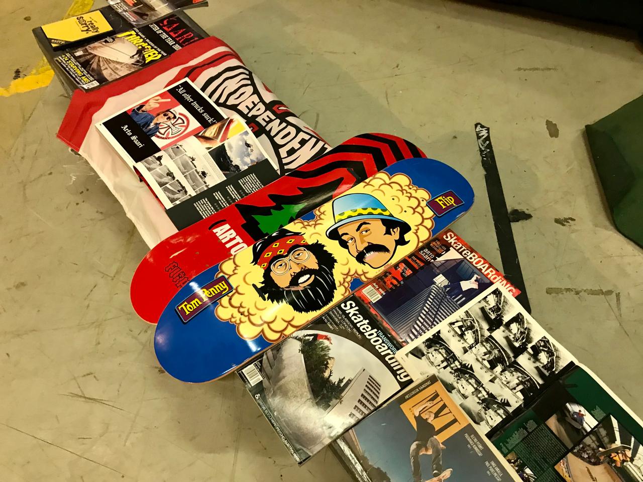 Skateboards und Magazine.