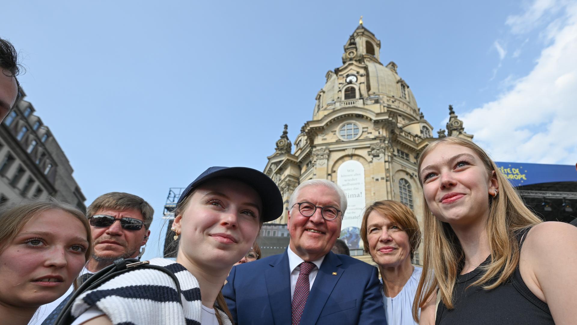 Bundespräsident Frank-Walter Steinmeier und seine Frau Elke Büdenbender sprechen auf dem Europäischen Jugendfest "Fête de l'Europe" auf dem Neumarkt vor der Frauenkirche mit Jugendlichen. Bundespräsident Frank-Walter Steinmeier und seine Frau Elke Büdenbender sprechen auf dem Europäischen Jugendfest "Fête de l'Europe" auf dem Neumarkt vor der Frauenkirche mit Jugendlichen.