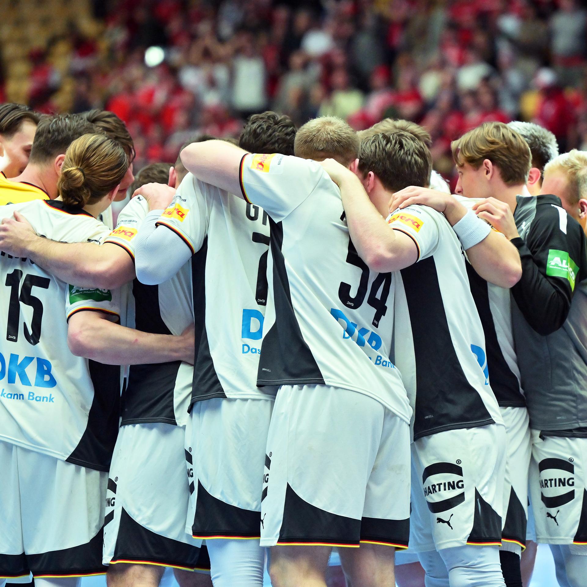 Deutschlands Spieler stehen nach dem Spiel und dem Einzug ins Halbfinale zusammen.