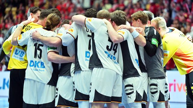 Deutschlands Spieler stehen nach dem Spiel und dem Einzug ins Halbfinale zusammen.