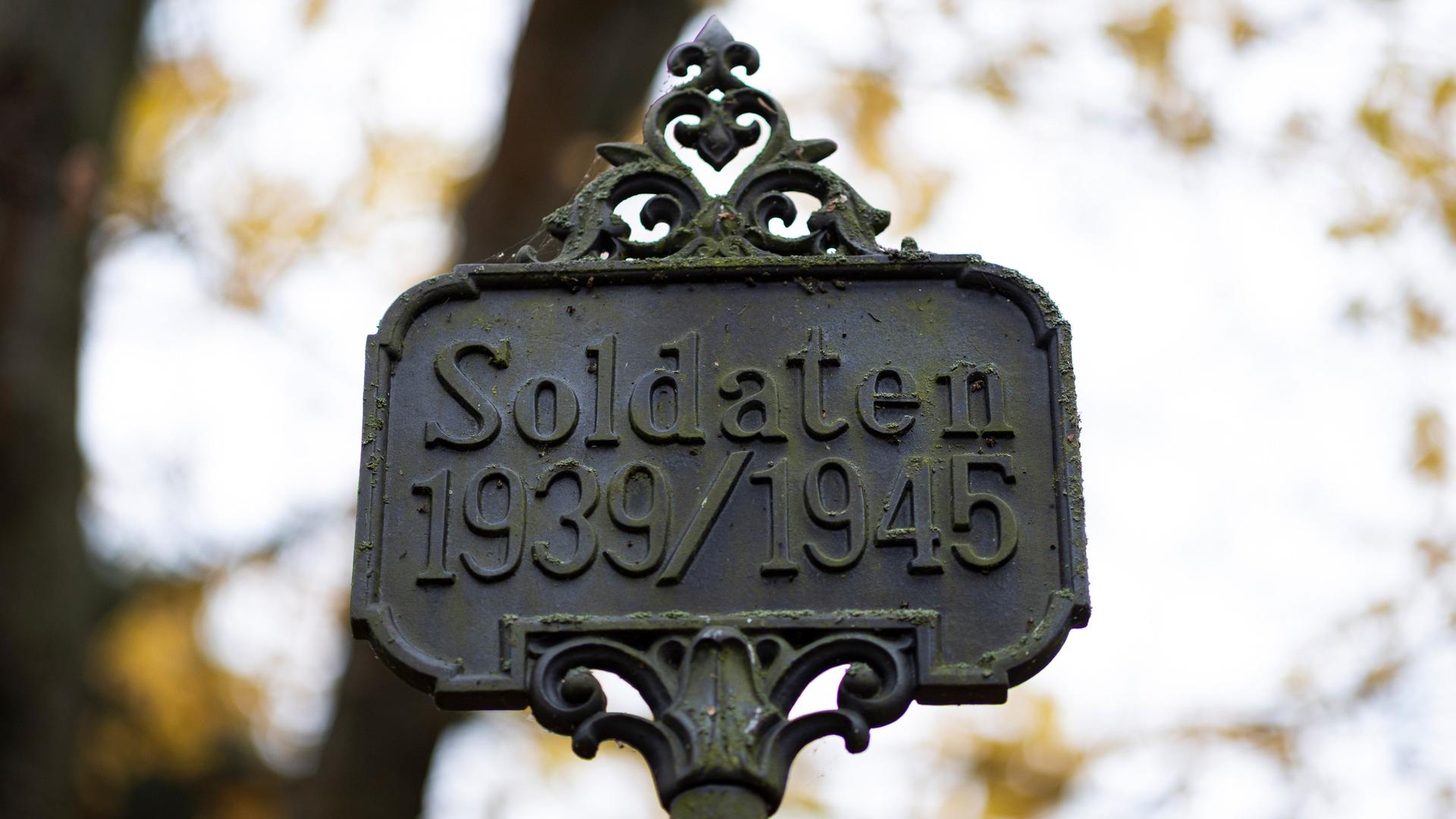 Ein Schild mit der Aufschrift „Soldaten 1939/1945“ steht an einem Soldaten-Gräberfeld. Ein Schild mit der Aufschrift „Soldaten 1939/1945“ steht an einem Soldaten-Gräberfeld.
