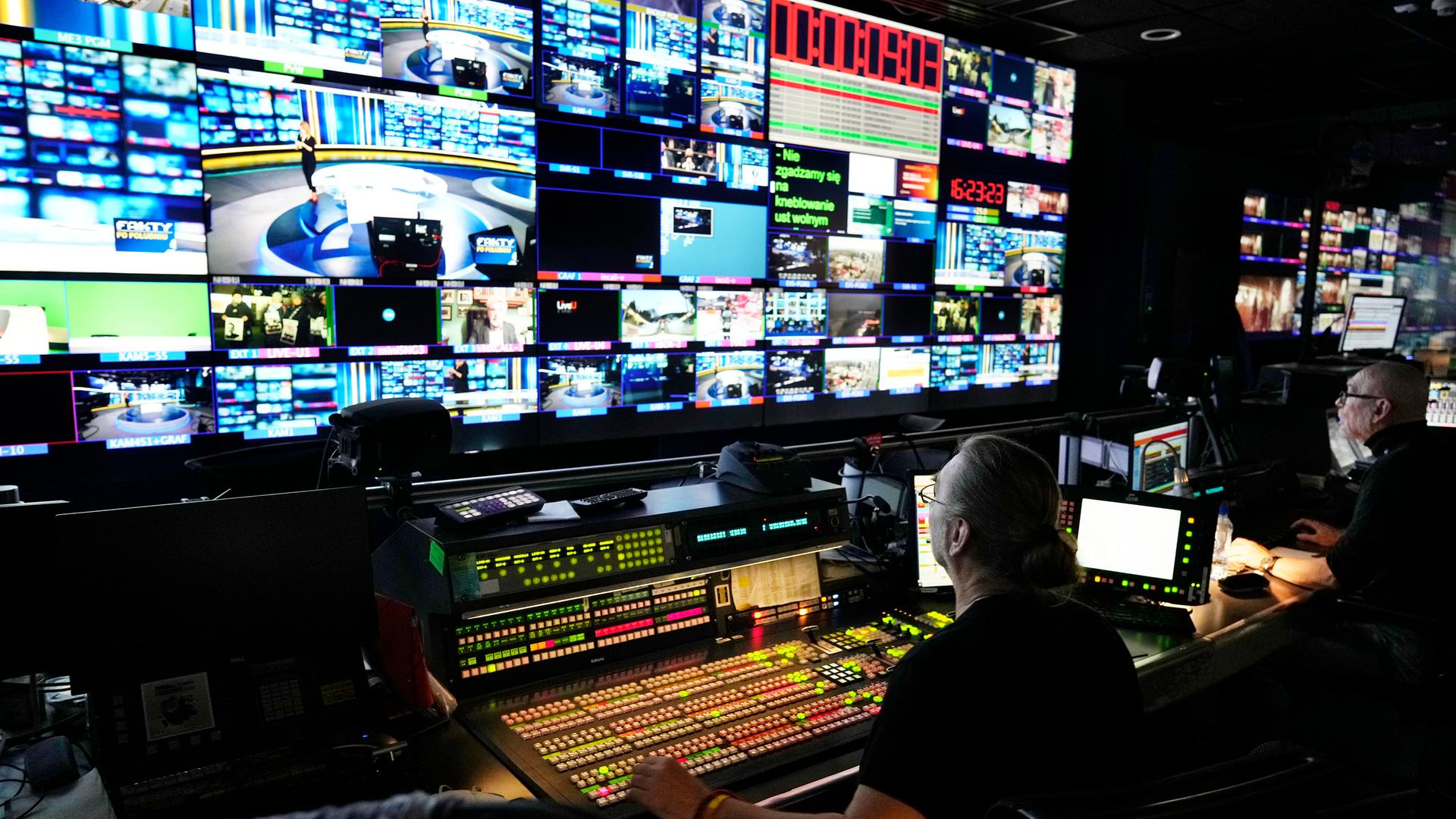 In der Regie eines Fernsehsenders sind zahlreiche Monitore zu sehen.