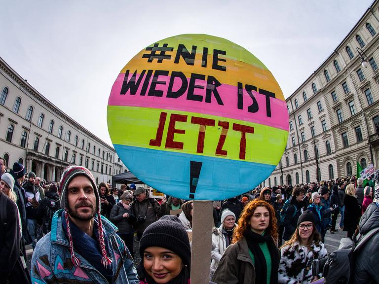 München, 21. Januar 2024: Über 100.000 Menschen protestieren gegen die Pläne von Rechten und Rechtsextremen, Menschen in großem Stil abzuschieben