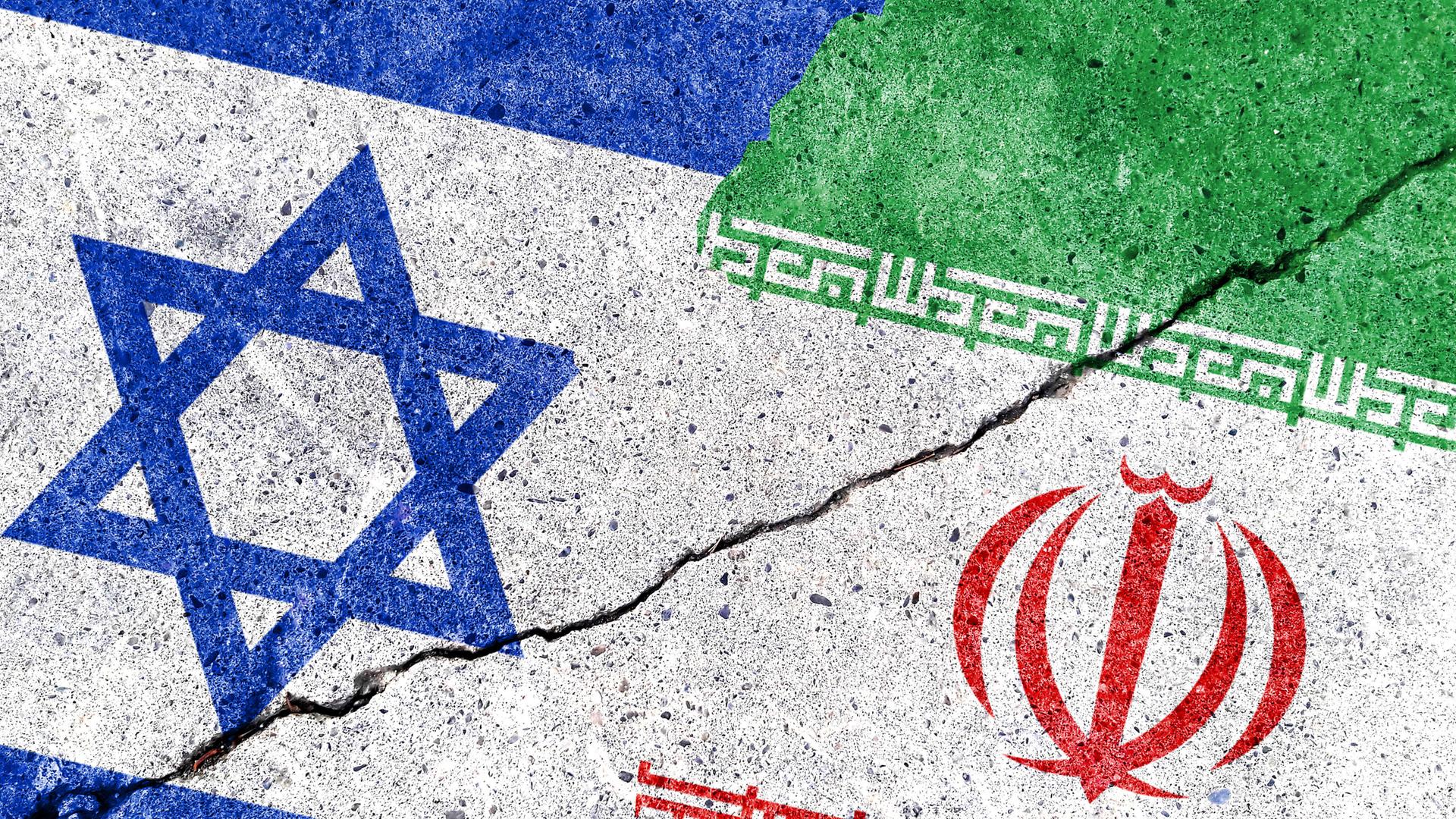 Die israelische und die iranische Flagge sind auf einer rissigen Mauer als Untergrund aufgezeichnet.