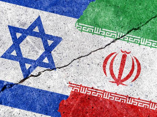 Die israelische und die iranische Flagge sind auf einer rissigen Mauer als Untergrund aufgezeichnet.