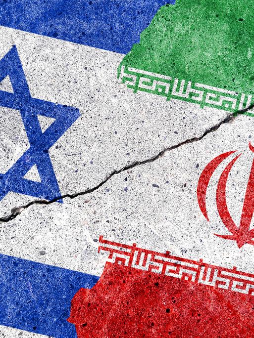 Die israelische und die iranische Flagge sind auf einer rissigen Mauer als Untergrund aufgezeichnet.