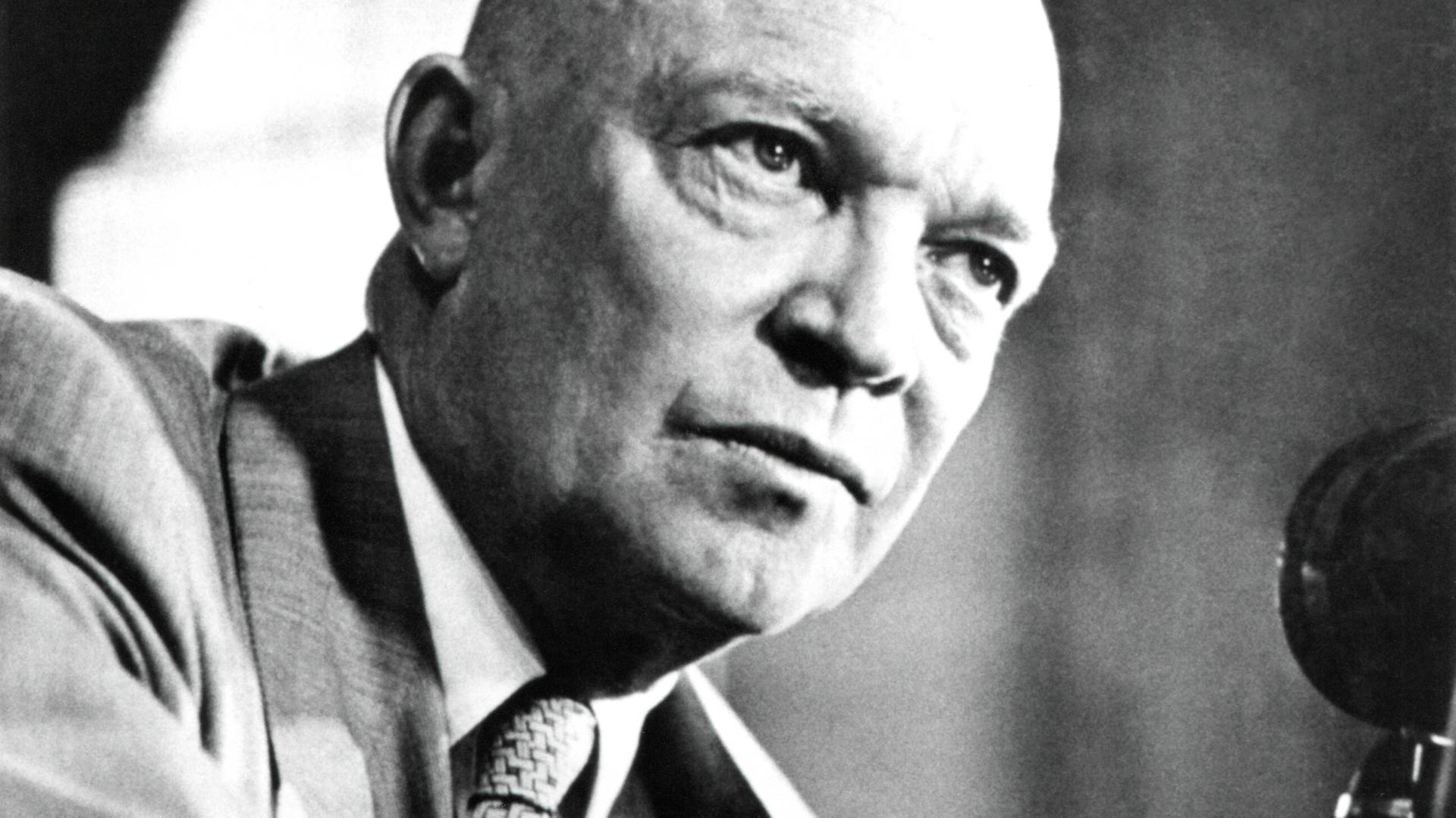US-Präsident Dwight D. Eisenhower im Jahr 1956 in einer Schwarz-weiß-Aufnahme