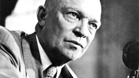 US-Präsident Dwight D. Eisenhower im Jahr 1956 in einer Schwarz-weiß-Aufnahme