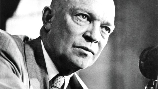 US-Präsident Dwight D. Eisenhower im Jahr 1956 in einer Schwarz-weiß-Aufnahme