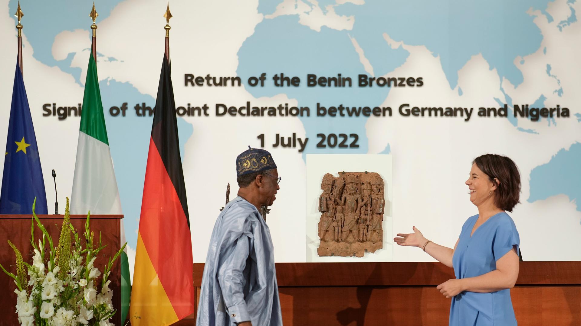Die deutsche Ausßenministerin Annalena Baerbock und der nigerianische Kultur- und Informationsminister Lai Mohammed posieren bei der Unterzeichnung einer Rückgabe-Deklaration im Juli 2022 Die deutsche Ausßenministerin Annalena Baerbock und der nigerianische Kultur- und Informationsminister Lai Mohammed posieren bei der Unterzeichnung einer Rückgabe-Deklaration im Juli 2022