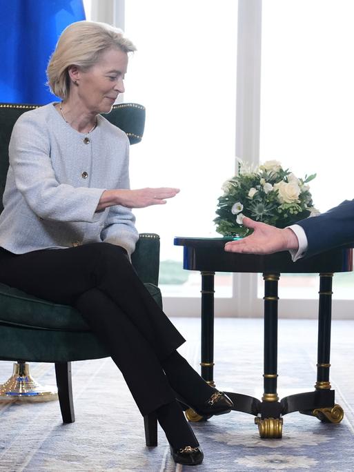 Ursula von der Leyen ist kurz davor, Donald Trump die Hand zu reichen.