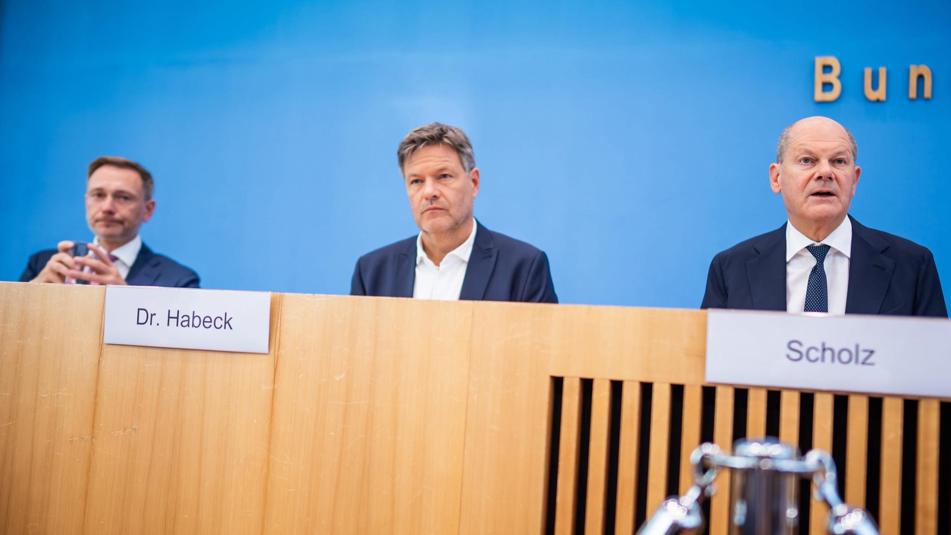 Bundeskanzler Olaf Scholz, Robert Habeck, Bundesminister für Wirtschaft und Klimaschutz, und Christian Lindner, Bundesminister der Finanzen, nehmen an einer Pressekonferenz zum Haushaltsplan 2025 teil.